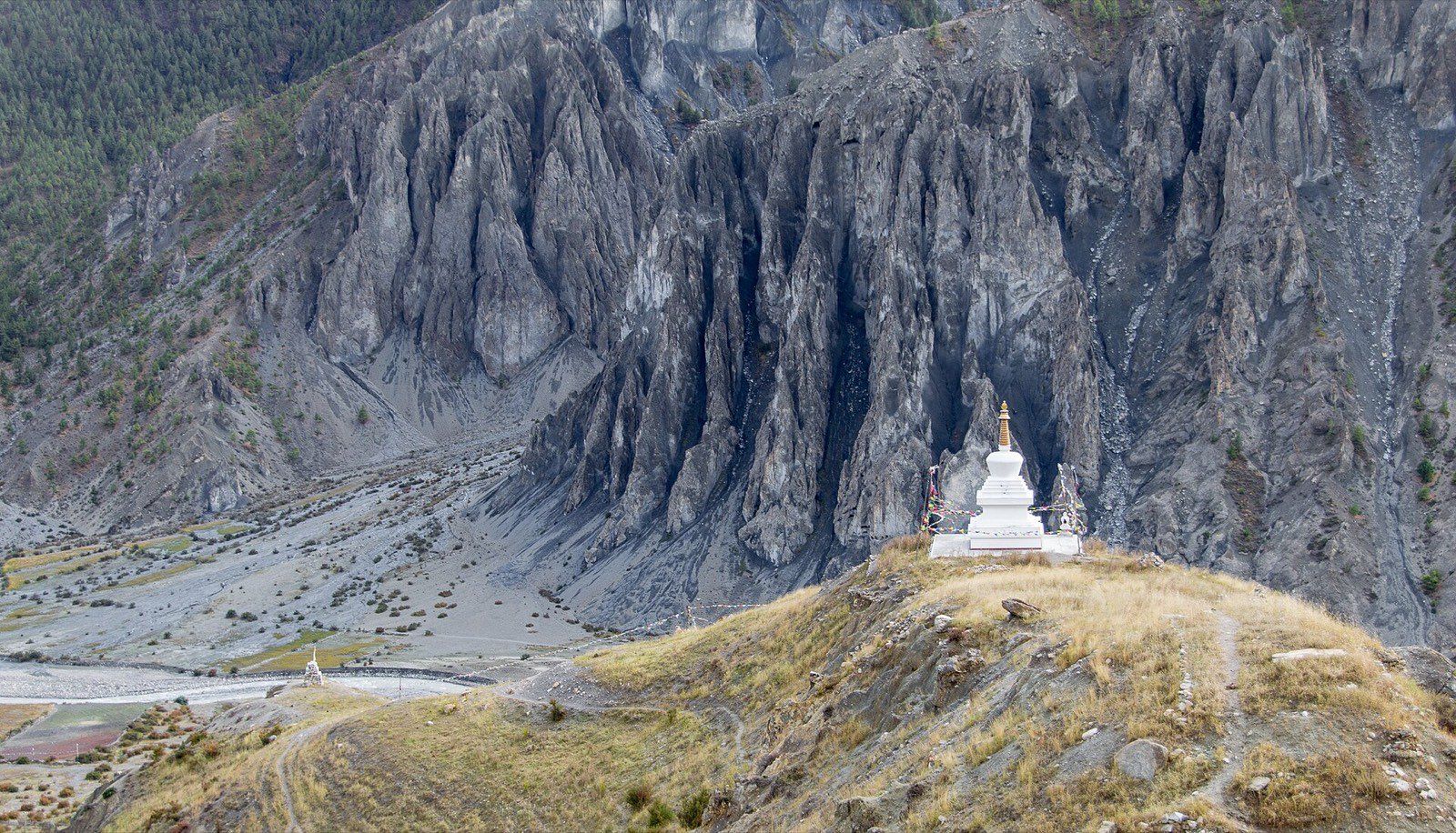 Stupa Above Manang Annapurna Circuit Nepal